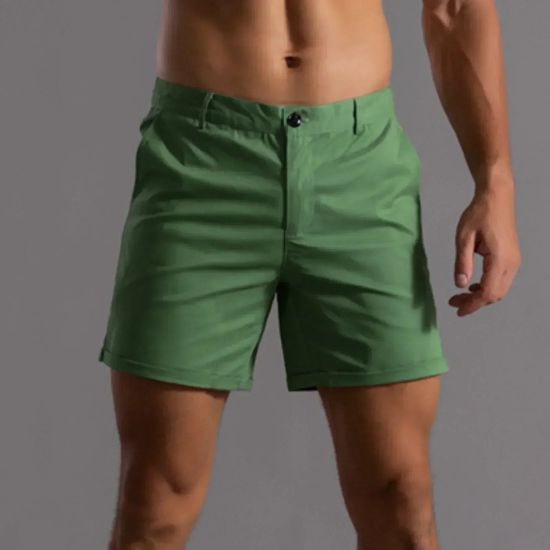 "Short chino homme d'été stylé, couleur unie, coupe droite pour confort et look chic, idéal journées chaudes."
