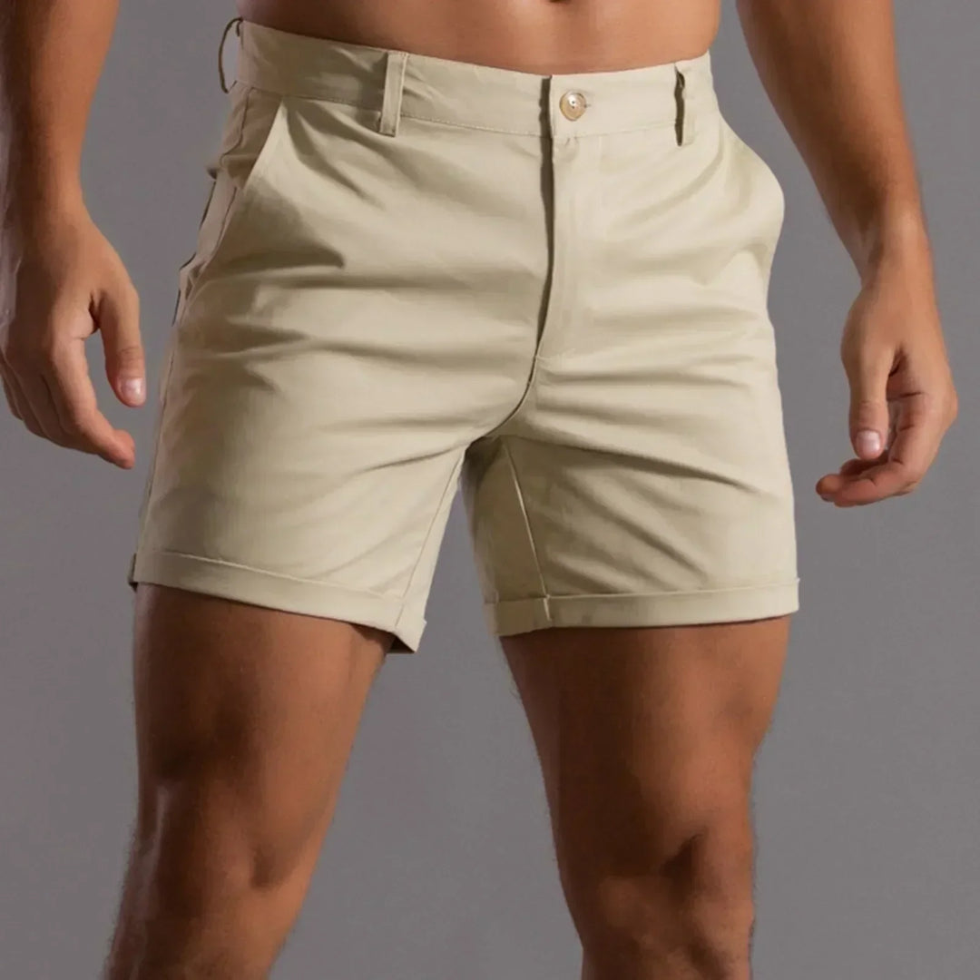 "Short chino homme d'été stylé, couleur unie, coupe droite pour confort et look chic, idéal journées chaudes."