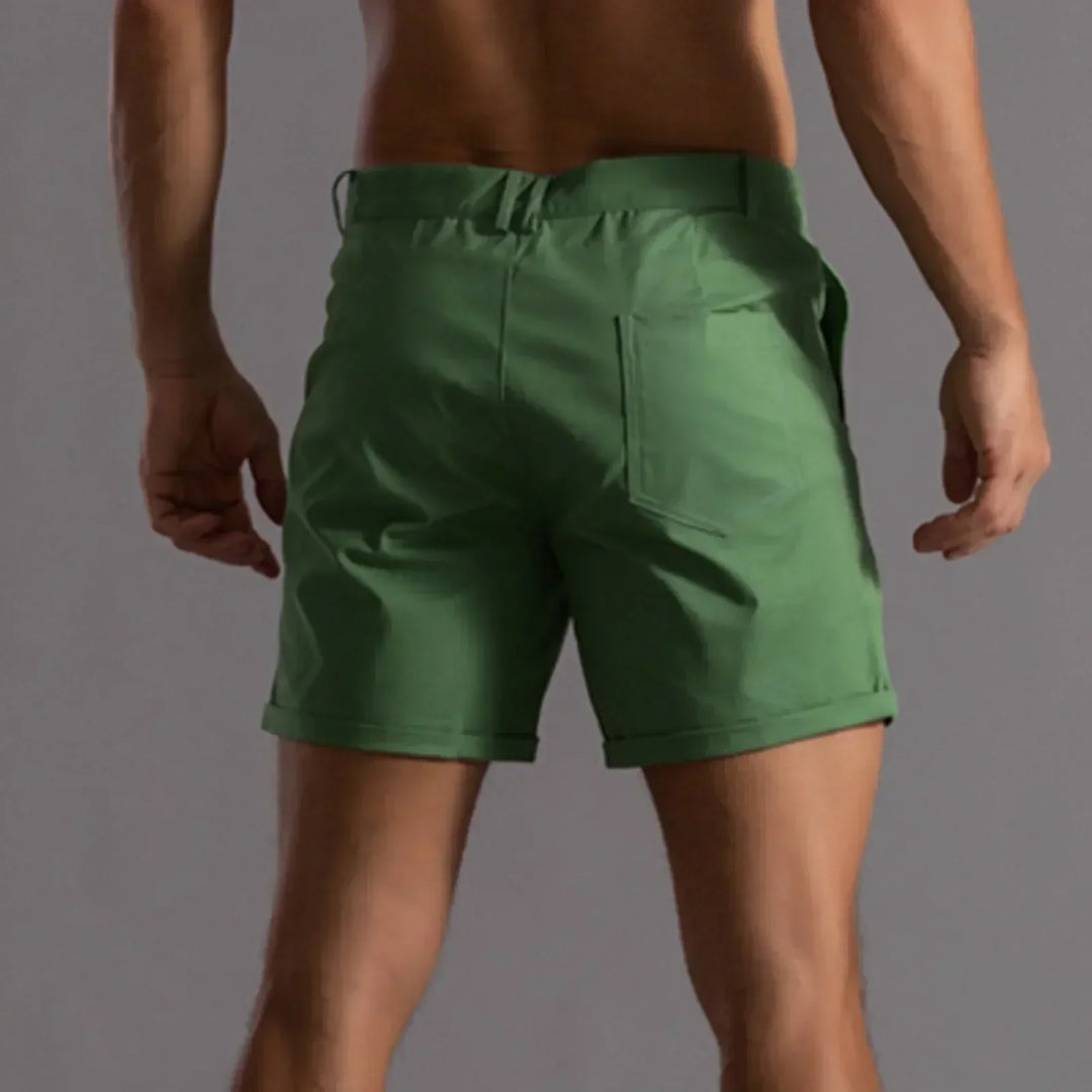 "Short chino homme d'été stylé, couleur unie, coupe droite pour confort et look chic, idéal journées chaudes."