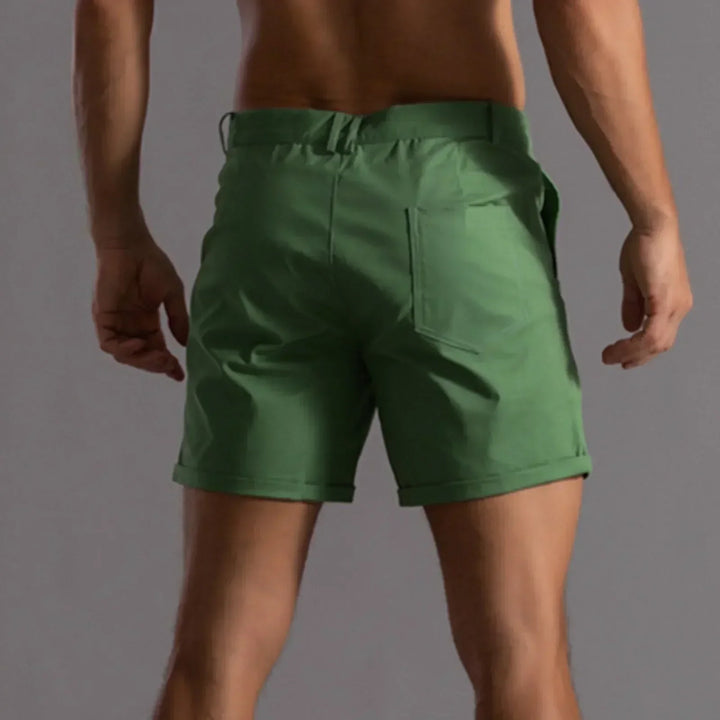 "Short chino homme d'été stylé, couleur unie, coupe droite pour confort et look chic, idéal journées chaudes."