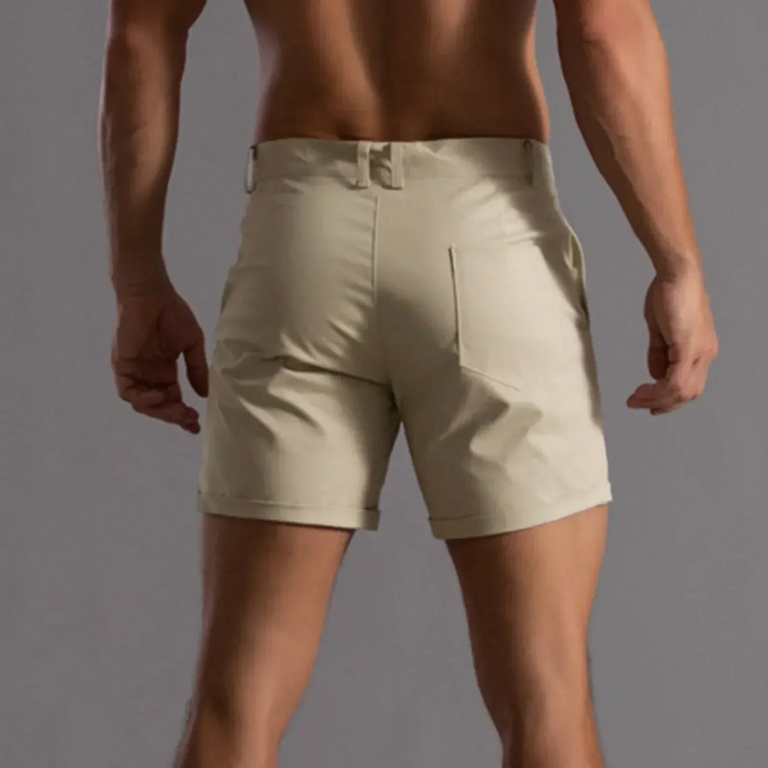 "Short chino homme d'été stylé, couleur unie, coupe droite pour confort et look chic, idéal journées chaudes."