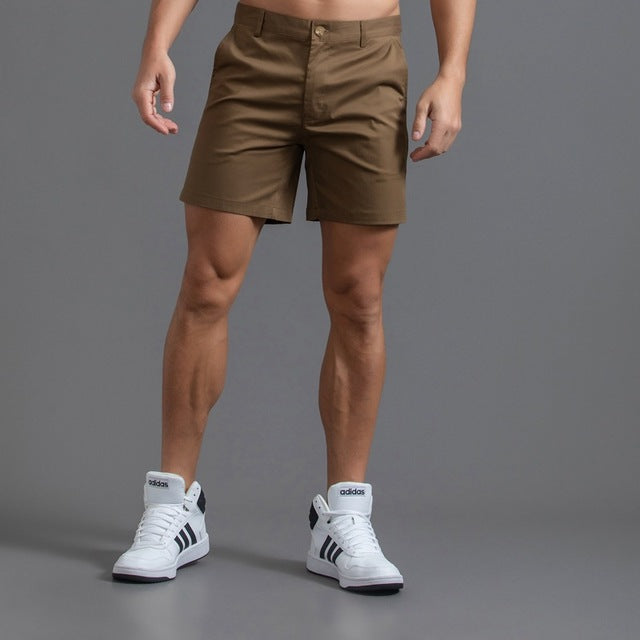 Short chino homme kaki, coupe mi-longue élégante, 100% coton, parfait pour un style décontracté et confortable en été.