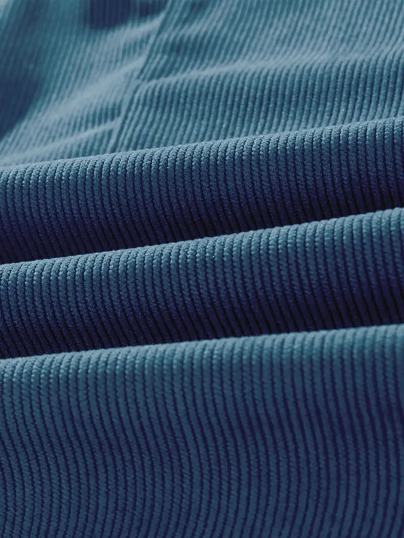 Short d'été bleu pour hommes, style décontracté et moderne. Parfait pour un confort absolu au quotidien.