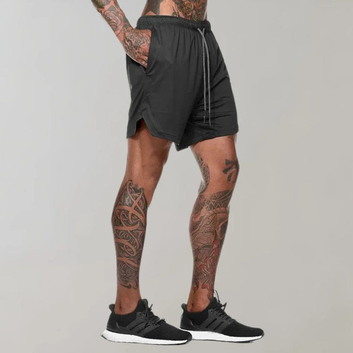 Doublure de compression intégrée du short homme, offrant un soutien musculaire ciblé pour le sport.