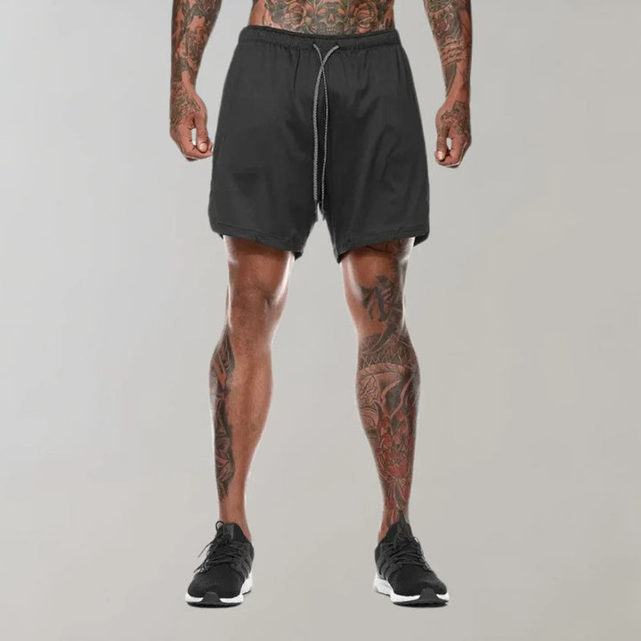Short de course homme respirant, avec compression intégrée et poches pratiques pour vos entraînements.