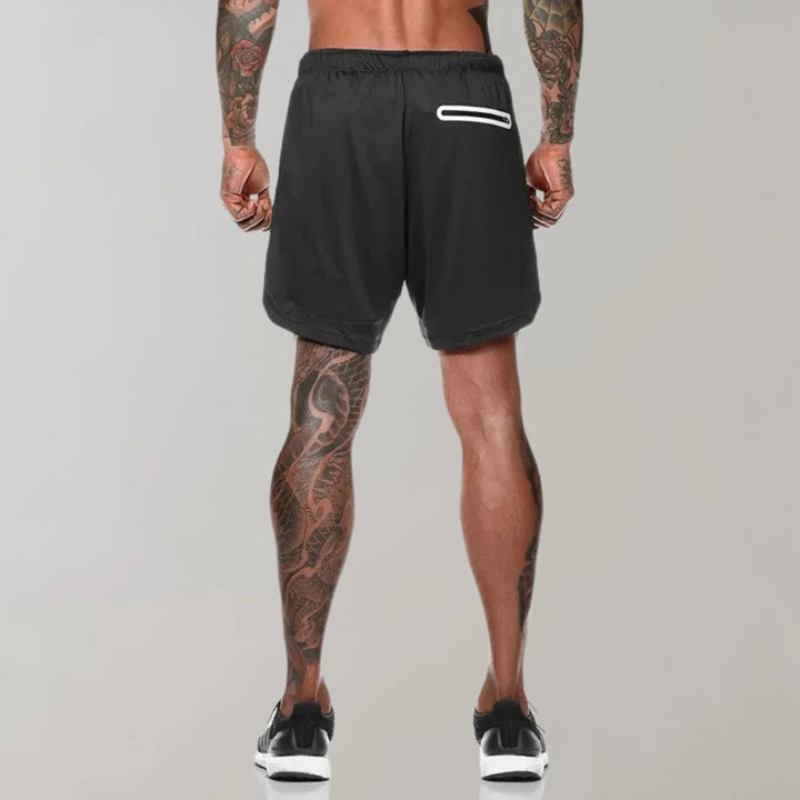 Short athlétique homme pour fitness et gym, offrant compression musculaire et poches sécurisées.