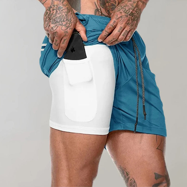 Short de sport homme doté de poches fonctionnelles, parfait pour la course ou l'entraînement intensif.