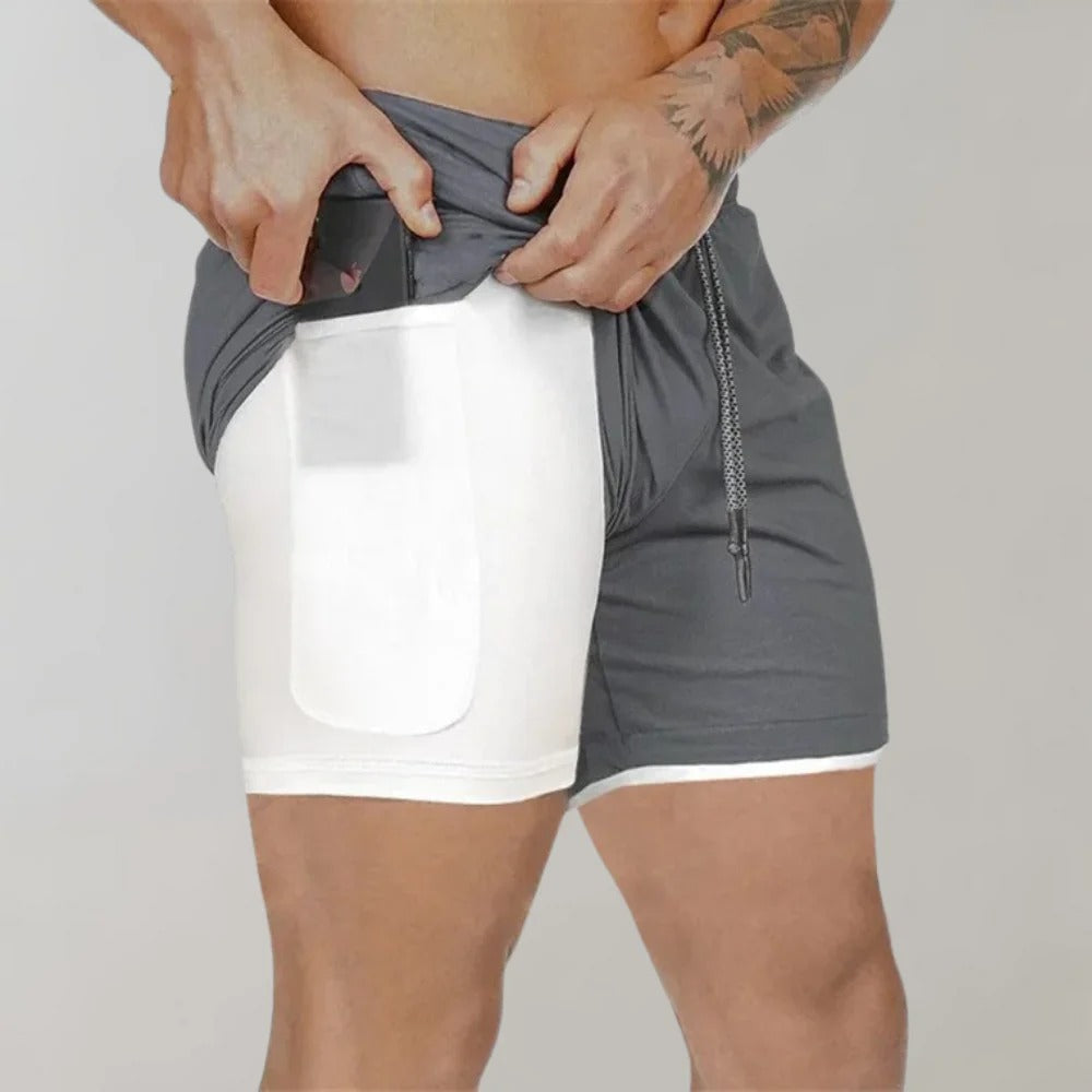 Athlète masculin s'entraînant à la gym avec un short de sport à compression et poches.
