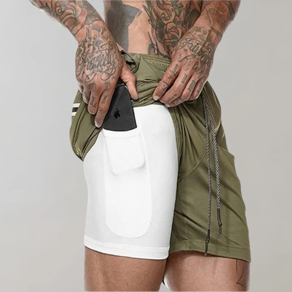 Gros plan sur les poches discrètes et pratiques d'un short d'entraînement homme.