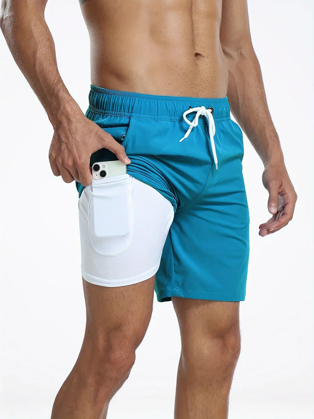 Vue de face: Short de bain athlétique homme. Coupe moderne, séchage rapide pour sport et loisirs d'été.