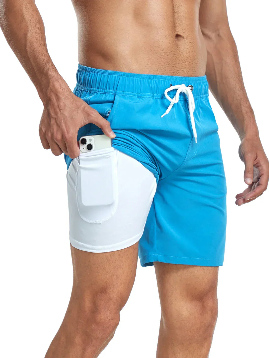 Modèle en action avec short de bain athlétique, liberté de mouvement pour sports nautiques et natation.