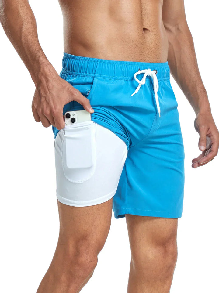 Modèle en action avec short de bain athlétique, liberté de mouvement pour sports nautiques et natation.