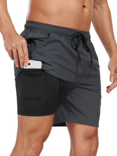 Gros plan sur le tissu technique du short de bain athlétique homme. Matériau ultra-léger et séchage rapide.