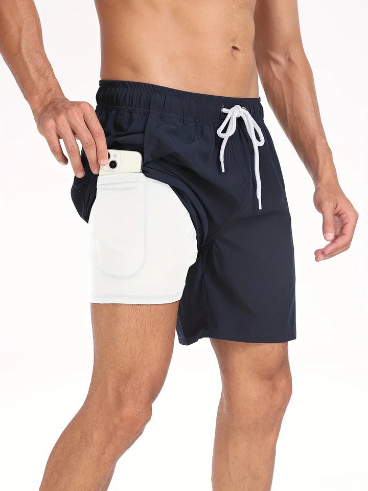 Homme marchant sur la plage, portant short de bain athlétique confortable. Idéal pour vacances d'été.