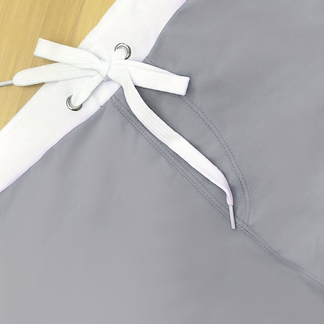 "Short de bain homme bleu marine, taille élastique, design sportif et moderne pour plage et piscine."