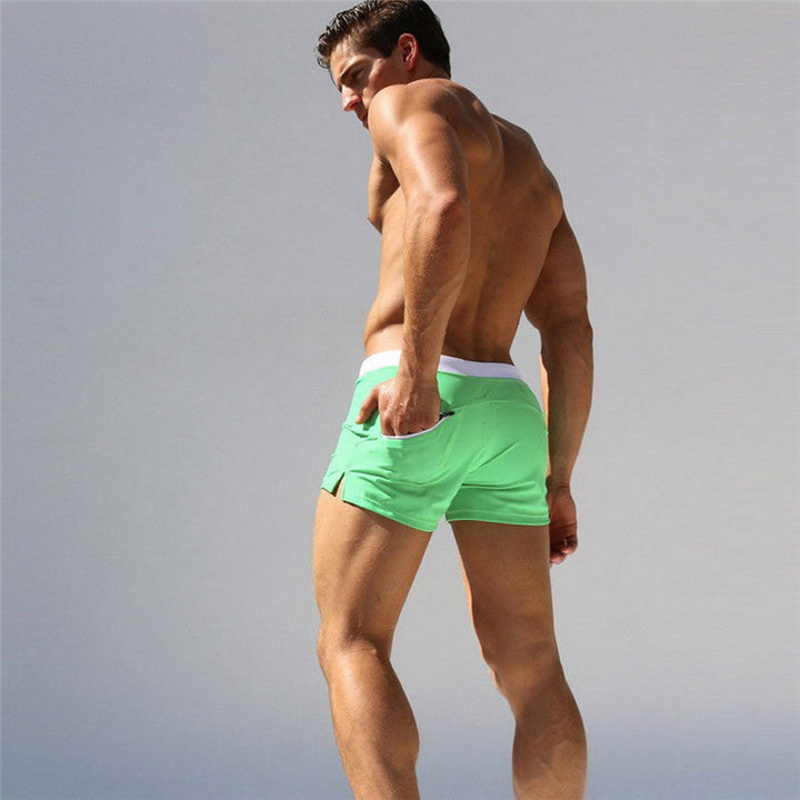 "Short de bain homme confortable, séchage rapide, design urbain élégant, tissu élastique pour liberté de mouvement."