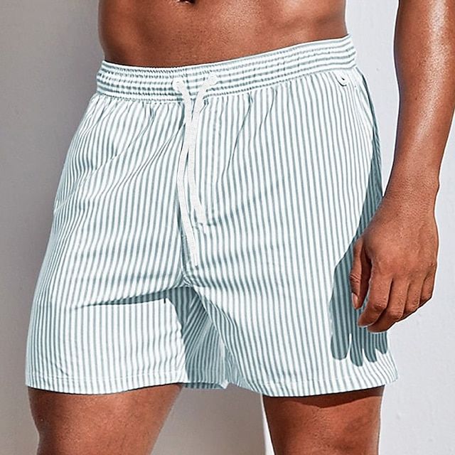 Short de bain rayé, coupe ajustée, séchage rapide.  Parfait pour la plage et la piscine.