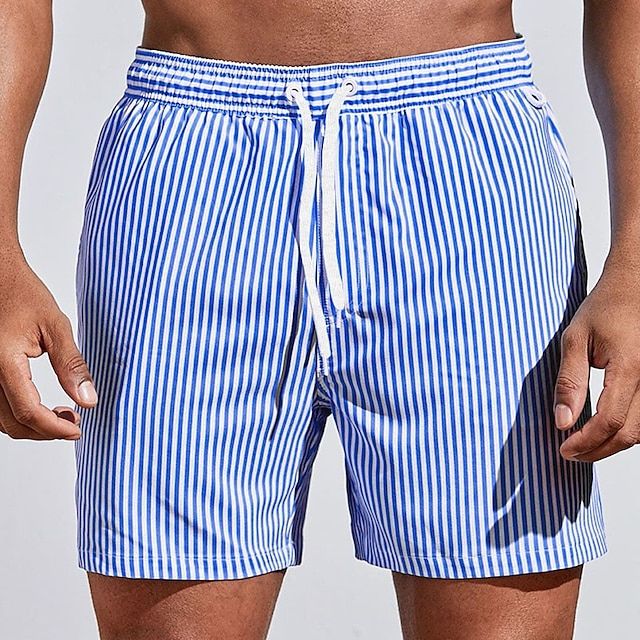 Short de bain rayé, coupe ajustée, séchage rapide.  Parfait pour la plage et la piscine.