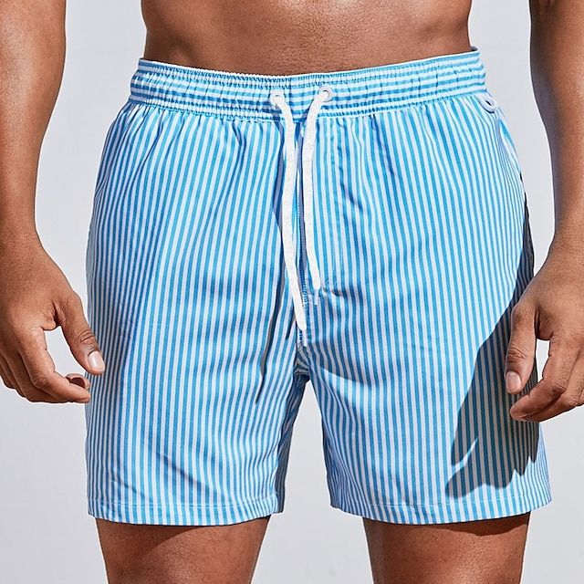 Short de bain rayé, coupe ajustée, séchage rapide.  Parfait pour la plage et la piscine.