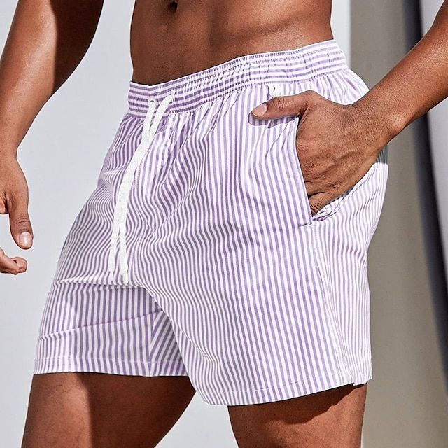 Short de bain rayé, coupe ajustée, séchage rapide.  Parfait pour la plage et la piscine.