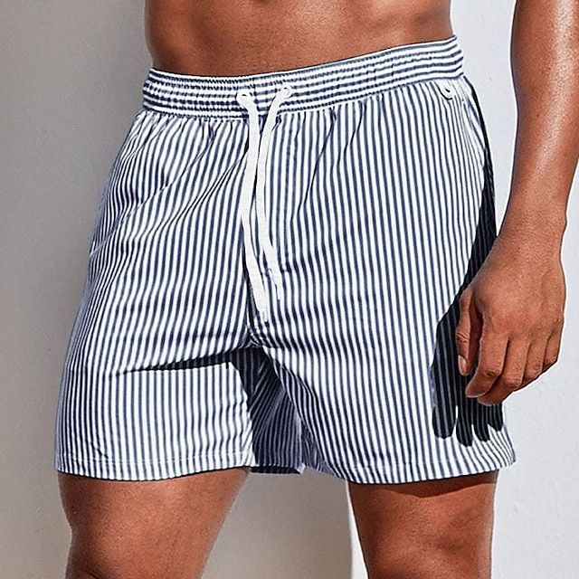 Short de bain rayé, coupe ajustée, séchage rapide.  Parfait pour la plage et la piscine.