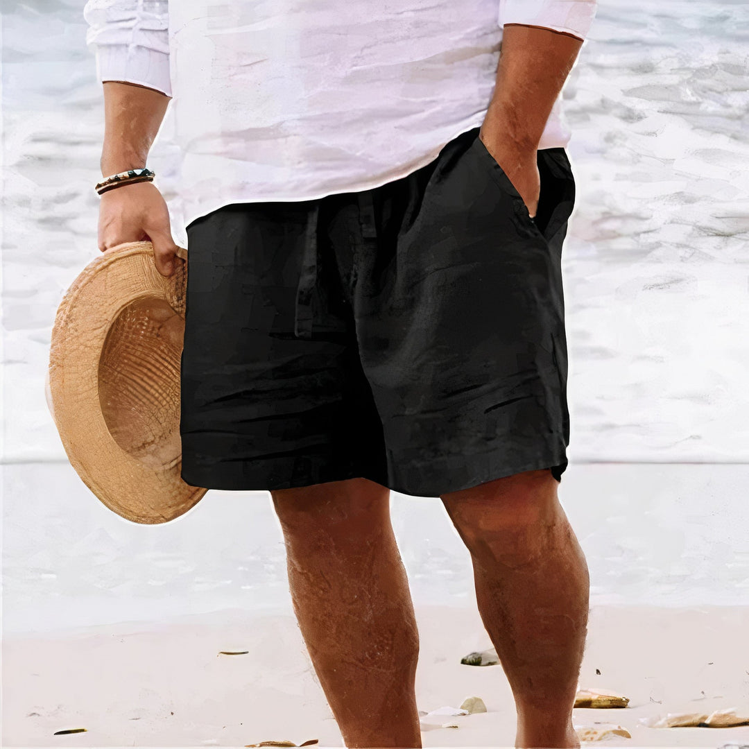 Homme portant un short bermuda en lin, coupe décontractée et légère, excellent pour les journées d'été chaudes.
