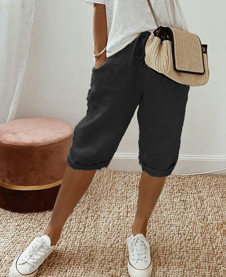 Short en lin élégant Miranda pour femme, confortable et chic, parfait pour l'été avec des détails raffinés.