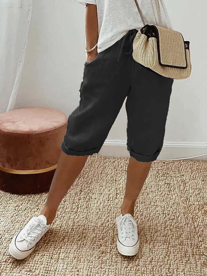 Short femme élégant en coton et lin. Coupe flatteuse, confort optimal.  Idéal été.