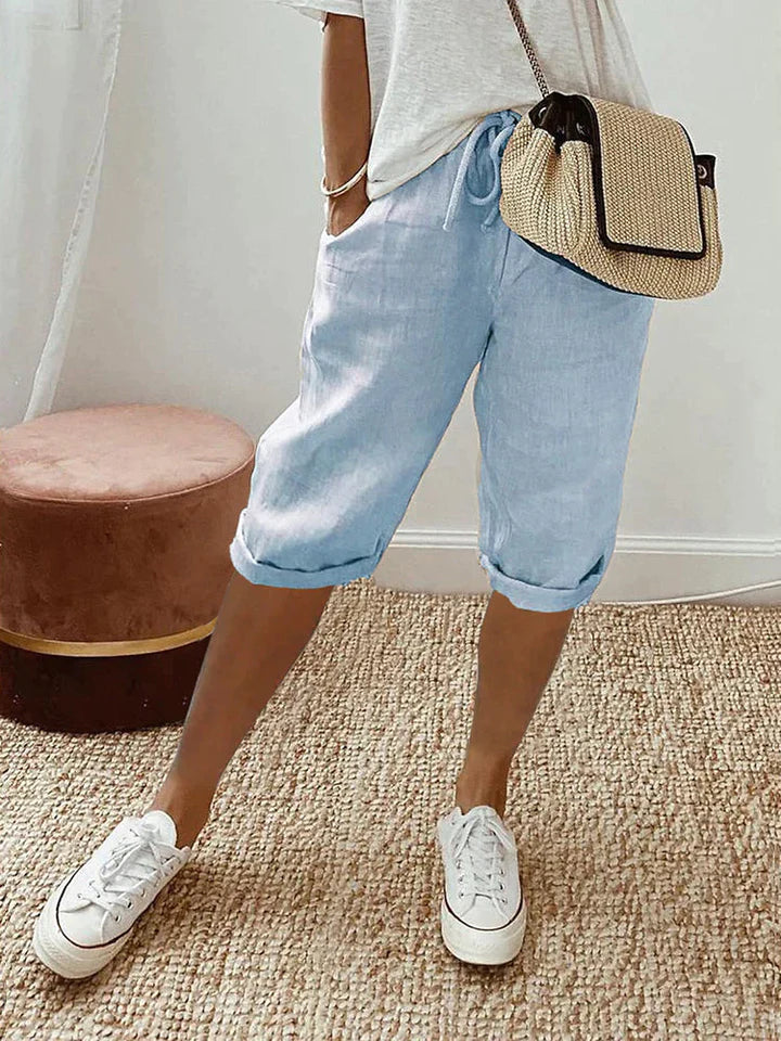 Short femme élégant en coton et lin. Coupe flatteuse, confort optimal.  Idéal été.
