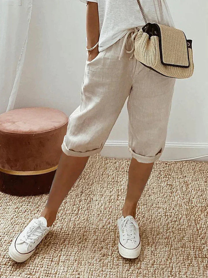 Short femme élégant en coton et lin. Coupe flatteuse, confort optimal.  Idéal été.