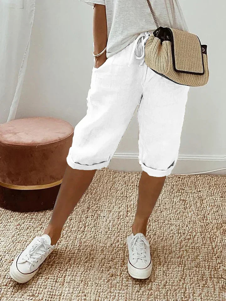 Short femme élégant en coton et lin. Coupe flatteuse, confort optimal.  Idéal été.