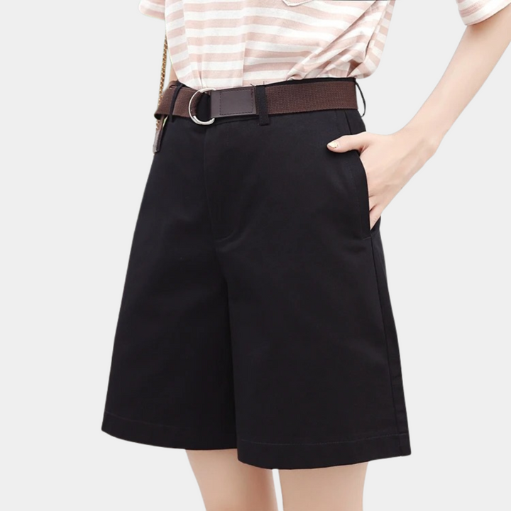 "Short femme élégant Pierrette blanc, coupe bermuda, confort et style chic, look moderne et décontracté, été."
