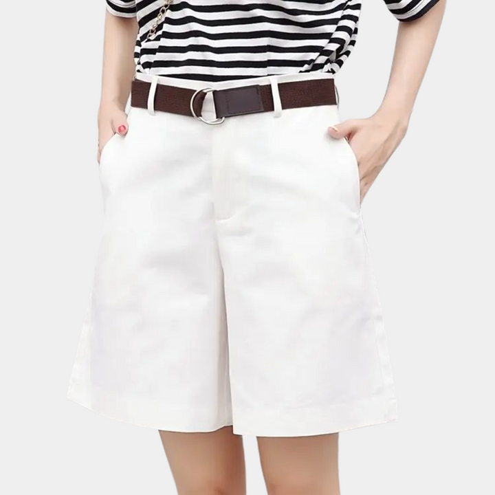"Short femme élégant Pierrette blanc, coupe bermuda, confort et style chic, look moderne et décontracté, été."