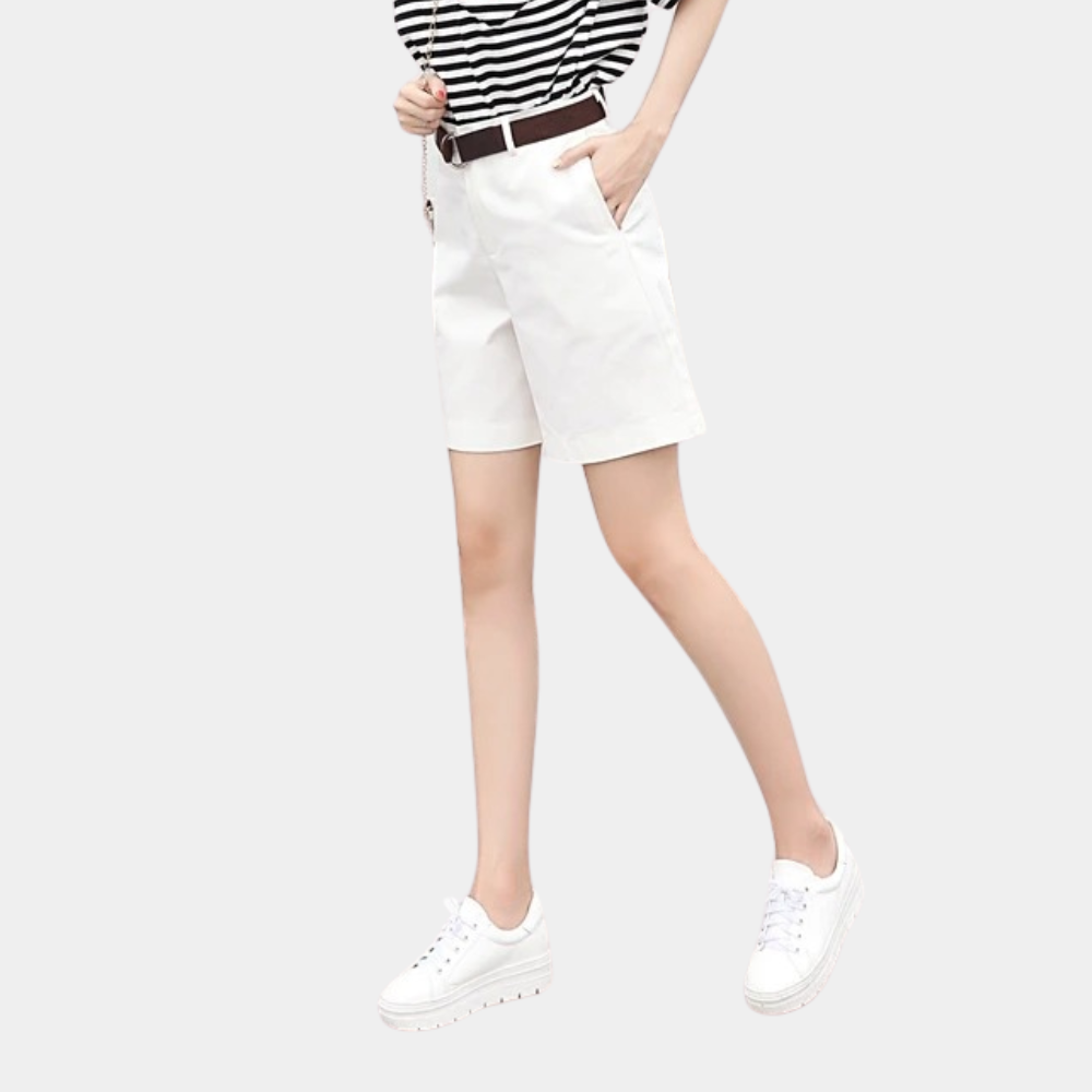 "Short femme élégant Pierrette blanc, coupe bermuda, confort et style chic, look moderne et décontracté, été."