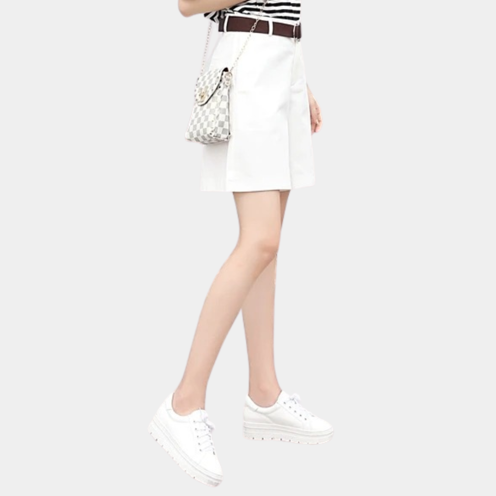 "Short femme élégant Pierrette blanc, coupe bermuda, confort et style chic, look moderne et décontracté, été."