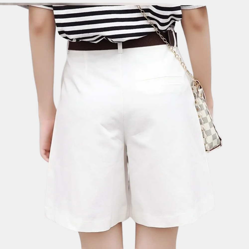 "Short femme élégant Pierrette blanc, coupe bermuda, confort et style chic, look moderne et décontracté, été."