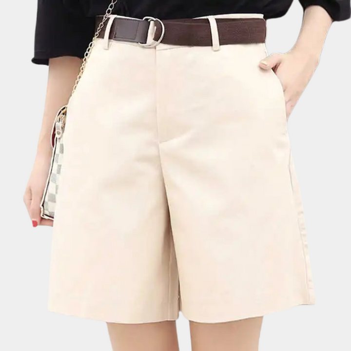 "Short femme élégant Pierrette blanc, coupe bermuda, confort et style chic, look moderne et décontracté, été."