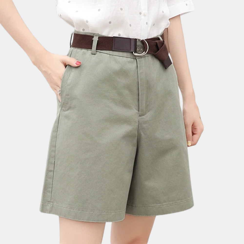 "Short femme élégant Pierrette blanc, coupe bermuda, confort et style chic, look moderne et décontracté, été."