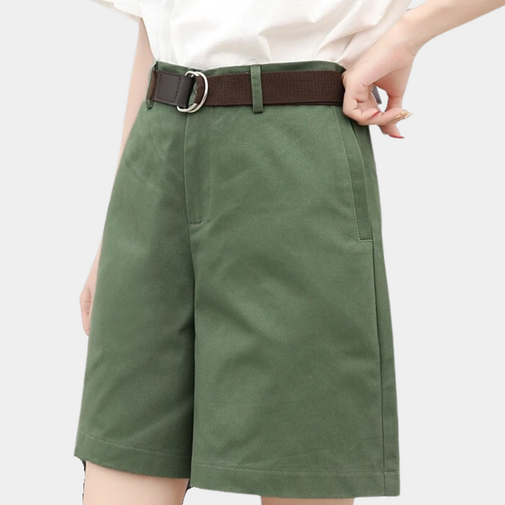 "Short femme élégant Pierrette blanc, coupe bermuda, confort et style chic, look moderne et décontracté, été."