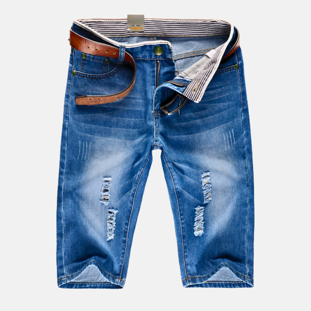 Short homme denim décontracté déchiré, coupe droite structurée pour un style urbain et tendance été.