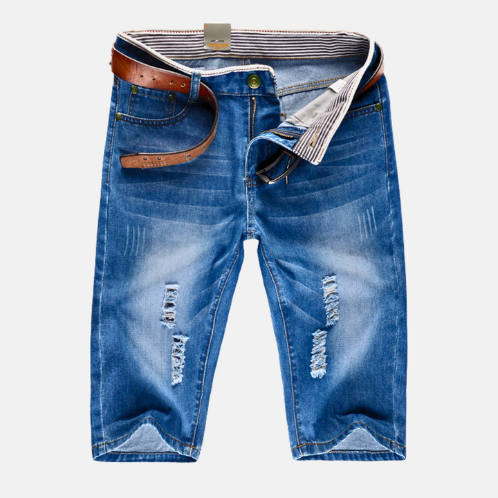 Short homme denim décontracté déchiré, coupe droite structurée pour un style urbain et tendance été.