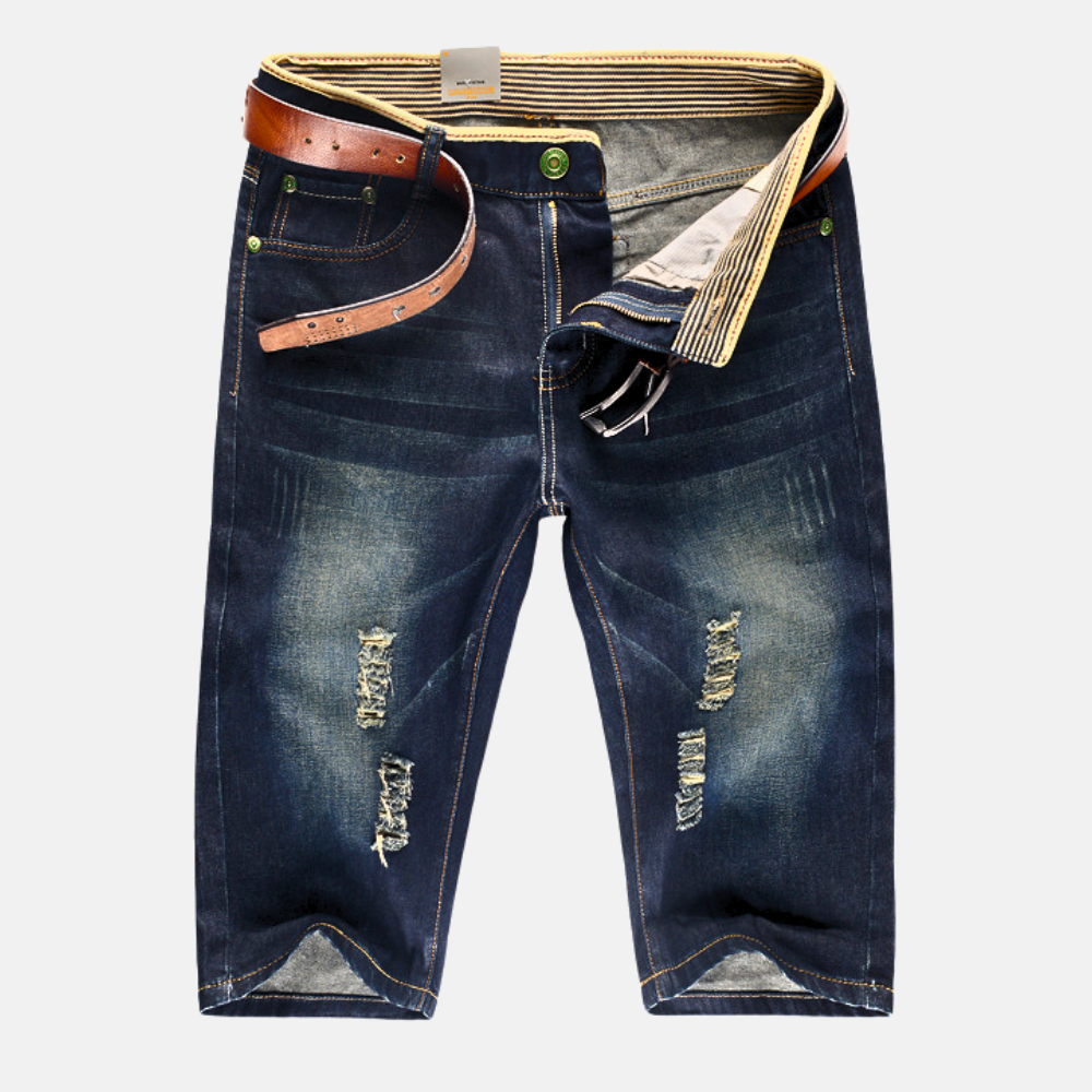 Short denim homme ample et confortable, avec déchirures stylées, parfait pour un look décontracté d'été.