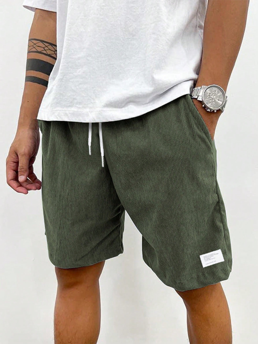 Texture du short homme en velours côtelé bordeaux, coupe confortable et stretch, mode été moderne.
