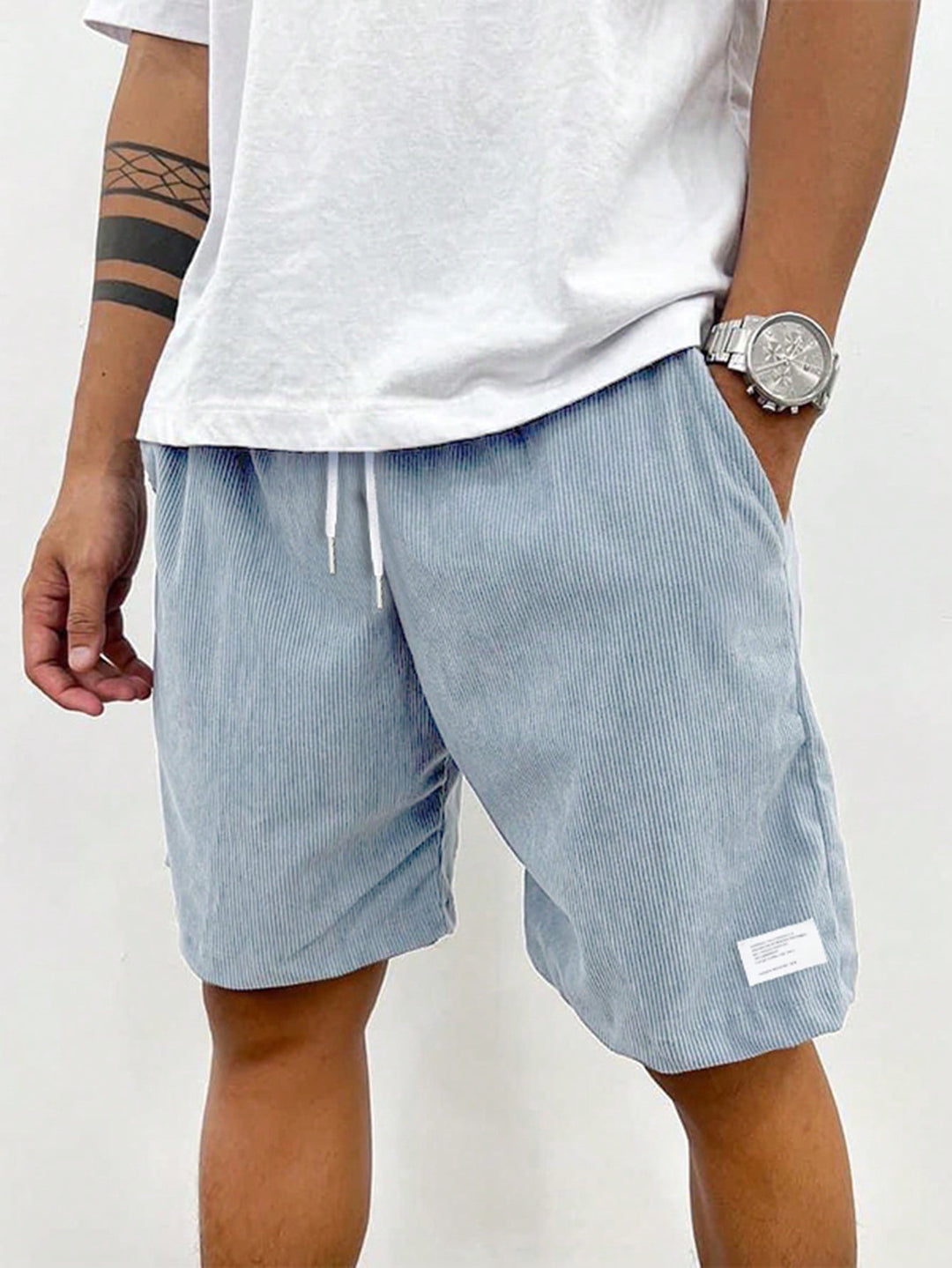 Short homme décontracté en velours côtelé vert, doux, stretch pour un été confortable et tendance.