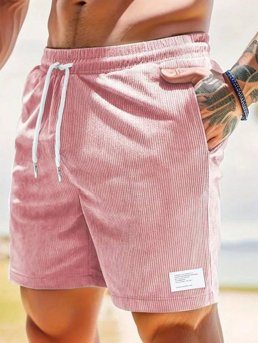 Short homme intemporel en velours côtelé moutarde, stretch et confortable, idéal pour la mode été chic.