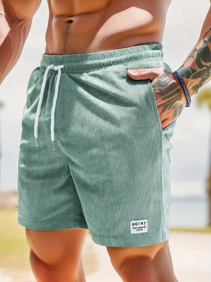Short homme casual chic en velours côtelé crème, stretch, parfait pour un look d'été moderne.