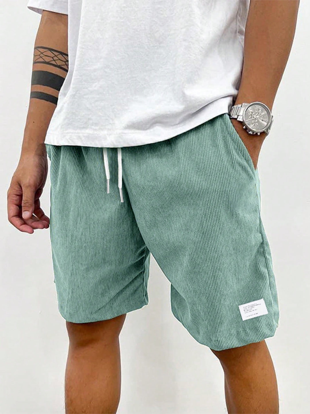 Gros plan sur le tissu velours côtelé d'un short homme stretch, confort et style d'été.