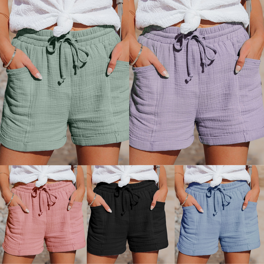 Short femme décontracté mais chic, tissu doux et coupe moderne pour un confort estival optimal.