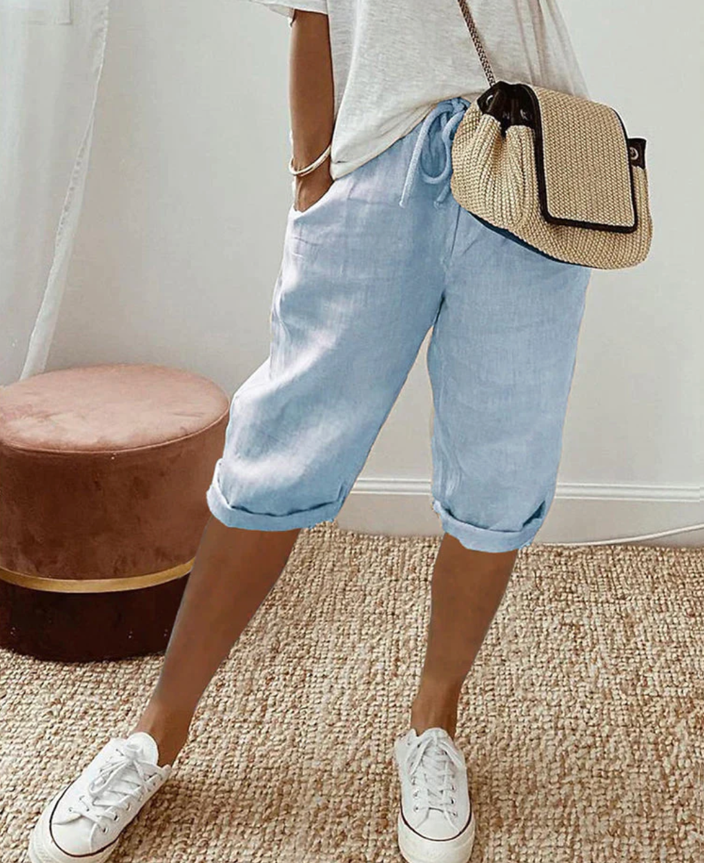 Short femme Miranda, coupe longue genou, style moderne et élégant. Tenue estivale chic décontractée et confortable.
