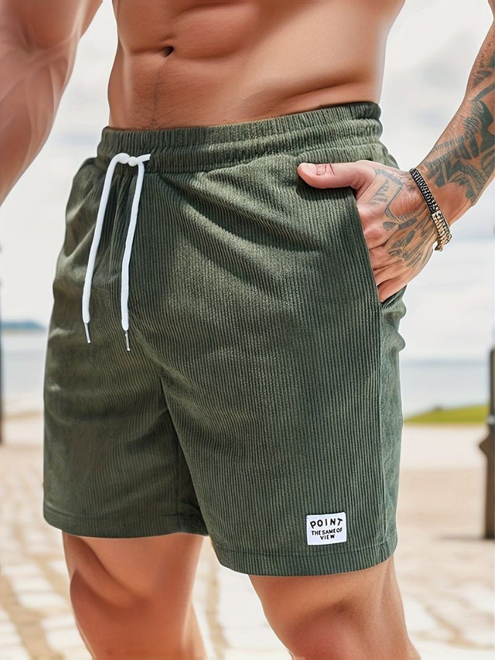 Vue de face d'un short rayé pour hommes, confortable et stylé, essentiel pour la mode estivale.